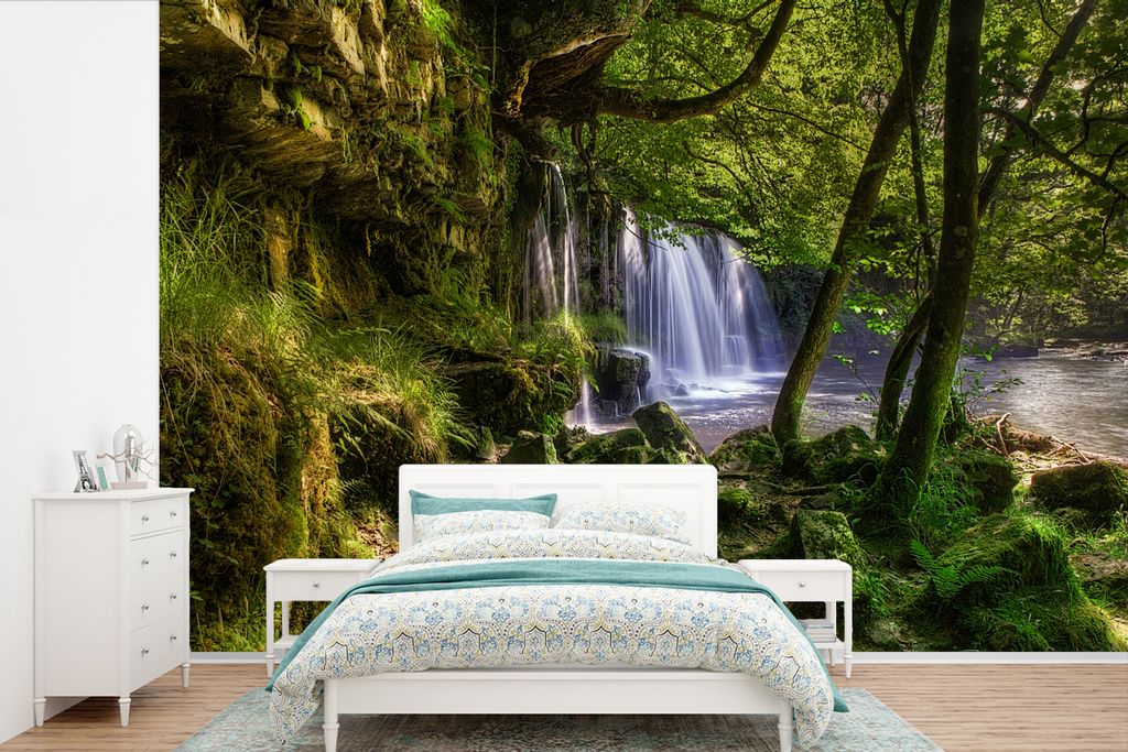 MuchoWow Fototapete für Wohnzimmer oder Schlafzimmer Wandtapete Vinyl Motivtapete Blick auf den Wasserfall aus dem Wald im Brecon Beacons Nation...