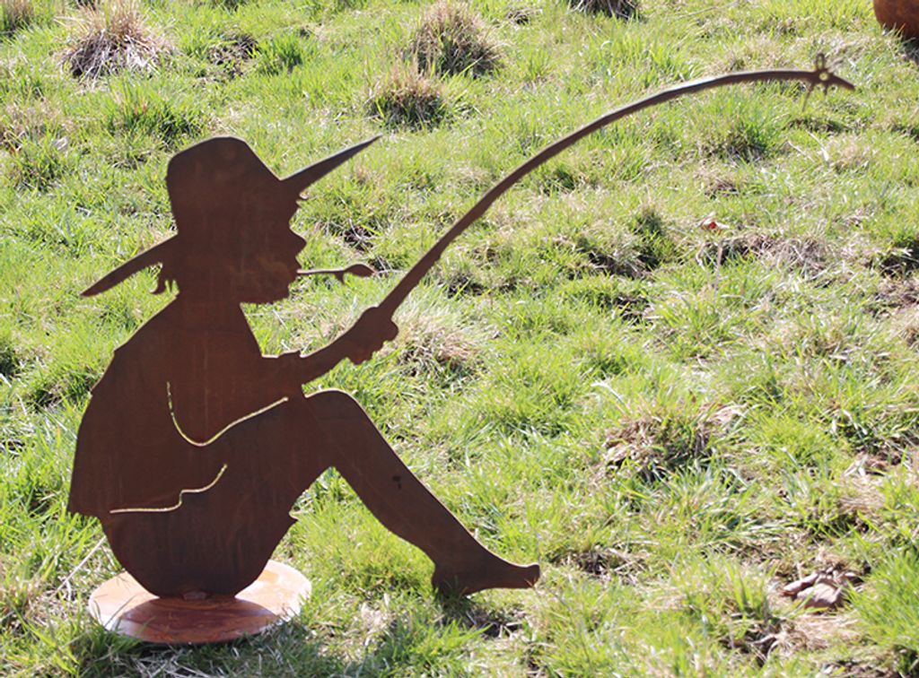 Gartenfigur Angler Manni mit Fisch 60x90cm auf Platte Produktbild 