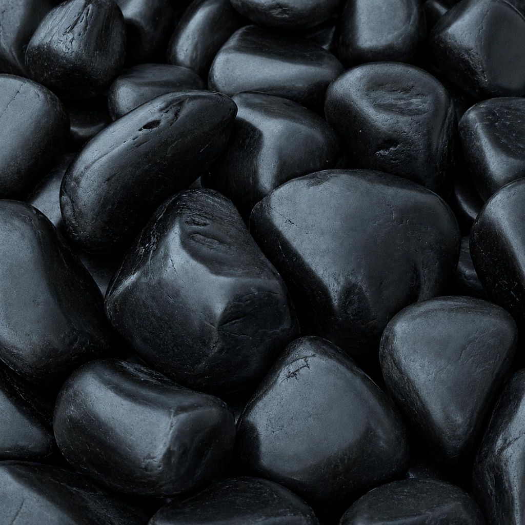 Schwarze polierte Kieselsteine mit glänzender Oberfläche in Nahaufnahme