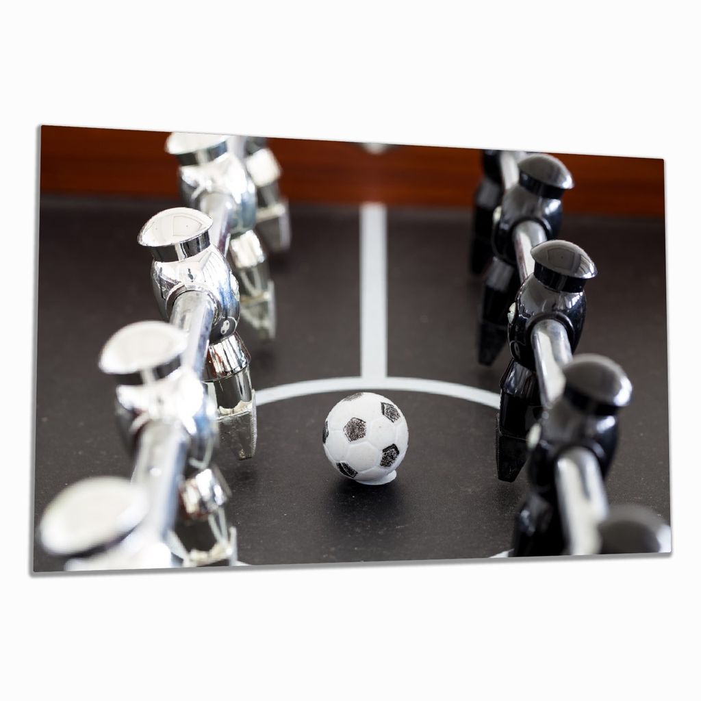 Wallario Herdabdeckplatte aus Glas, Größe 80 x 52 cm 1-teilig, Motiv Kicker-Tisch in Nahaufnahme - Ball in der Mitte
