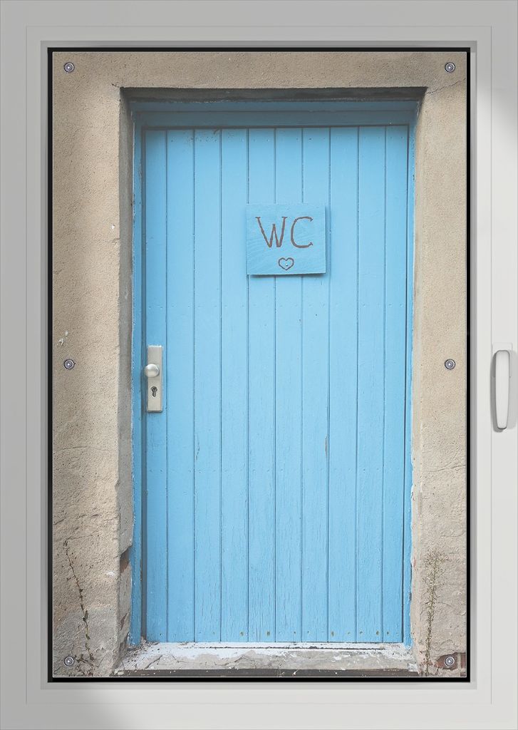 Wallario Lichtschutzbild, Dekorativer Sichtschutz Sonnenschutz 76 x 115 cm mit Motiv: Blaue Tür einer Toilette in einer verlassenen Fabrik in Magd...