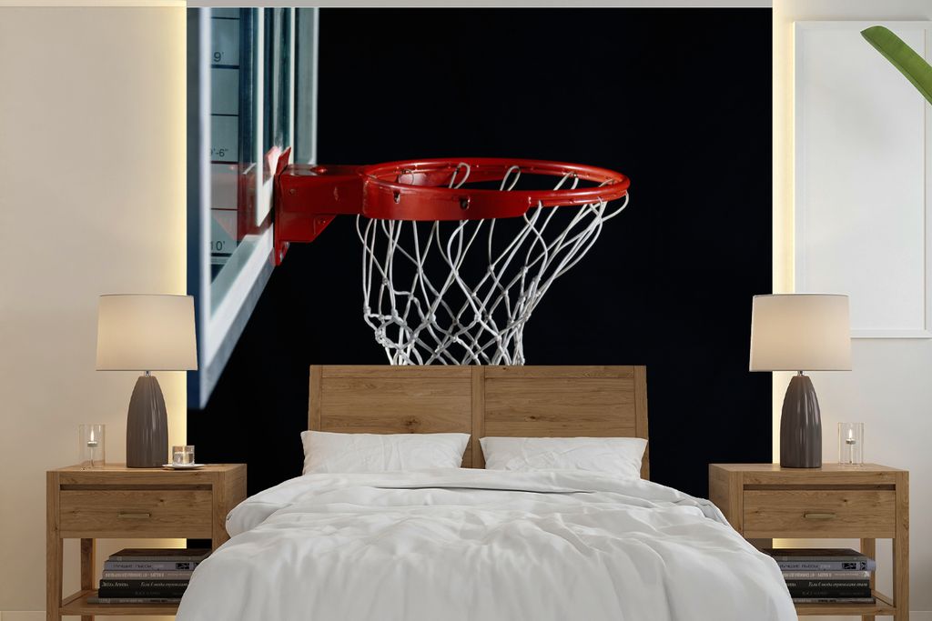 MuchoWow Fototapete für Wohnzimmer oder Schlafzimmer Wandtapete Vinyl Motivtapete Ein Basketball neben dem Korb auf schwarzem Hintergrund - 350x...