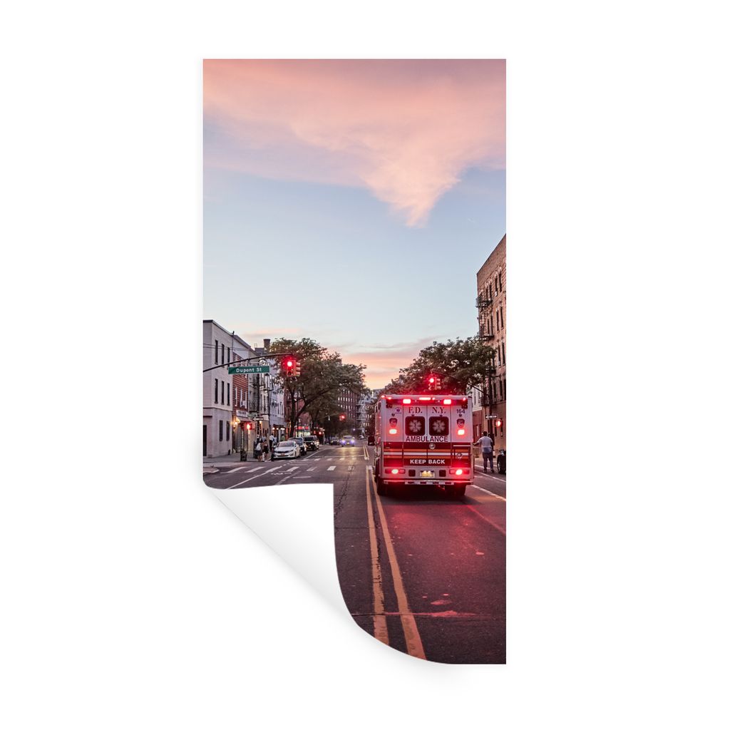 MuchoWow Wandtattoo Wandsticker Wandaufkleber Ambulanz auf der Straße 20x40 cm Selbstklebend und Repositionierbar - Selbstklebend - Fototapeten