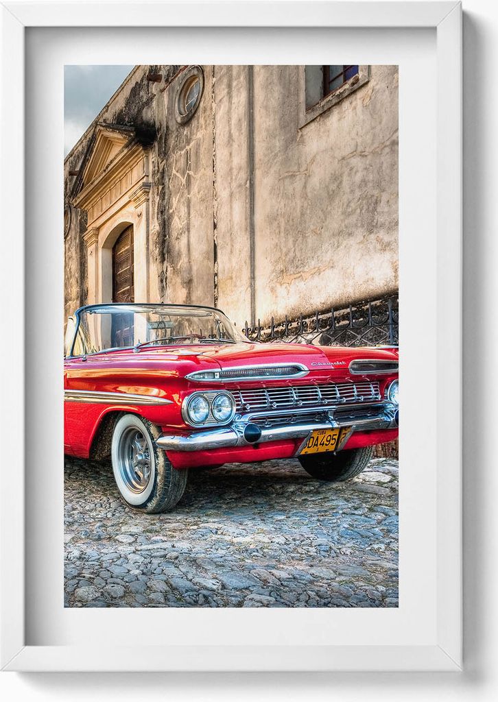 Rotes altes Auto im kolumbianischen Viertel– Wandbild mit Rahmen – Gerahmtes Bild – Wanddekoration – 40x60 cm – Weiß