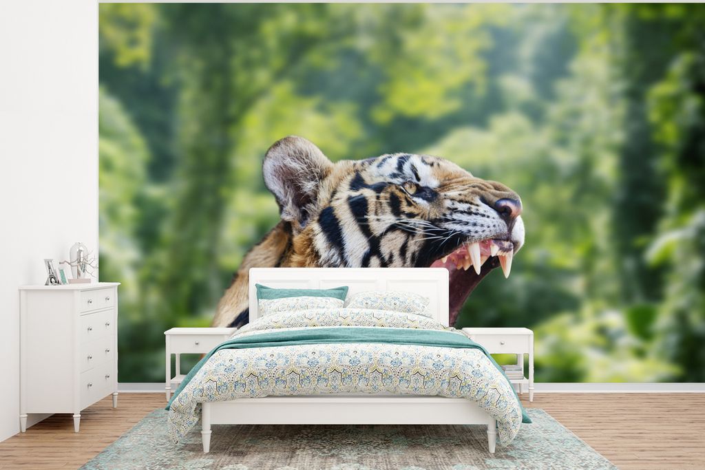 MuchoWow Fototapete für Wohnzimmer oder Schlafzimmer Wandtapete Vinyl Motivtapete Tiger - Kopf - Wald - 350x260 cm - Wohnzimmer-Tapete
