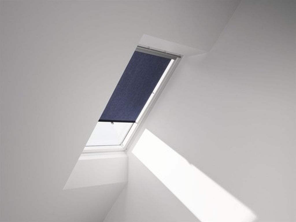 VELUX Sichtschutzrollo dunkelblau manuell mit Haltekrallen Produktbild 