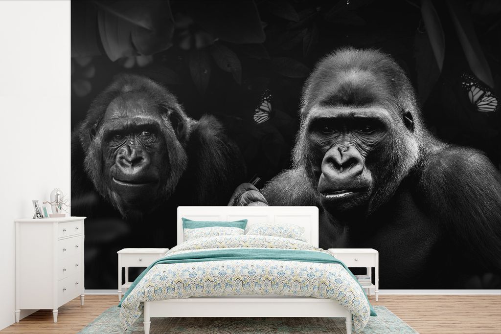 MuchoWow Fototapete für Wohnzimmer oder Schlafzimmer Wandtapete Vinyl Motivtapete Zwei Gorillas und Schmetterlinge im Dschungel - schwarz und we...