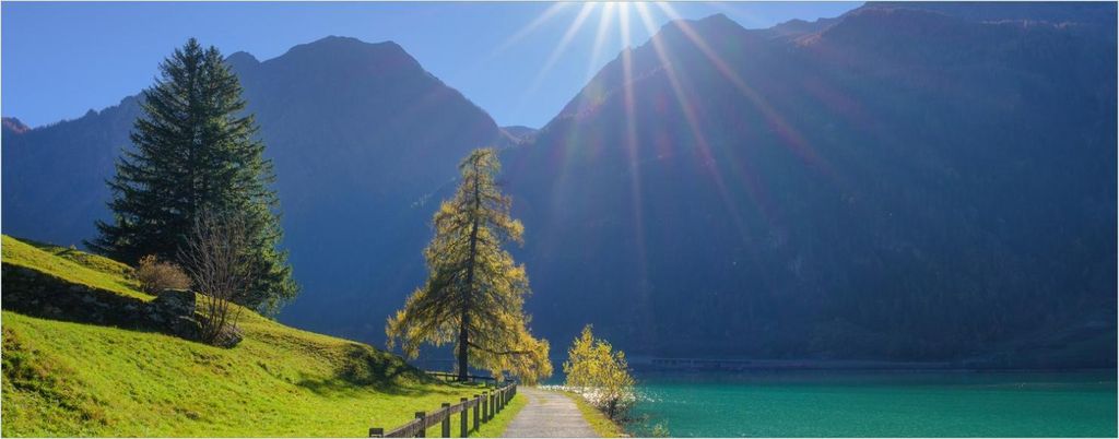 Wallario selbstklebendes Poster - Uferweg am Bergsee, Größe: 50 x 125 cm
