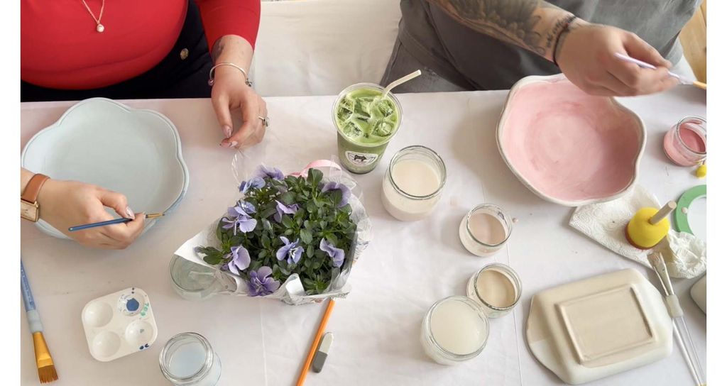 Jochen Schweizer Keramik bemalen mit Matcha und Cocktails München; Erlebnis verschenken oder selbst erleben; Gutschein gültig für 1 Person Grup...