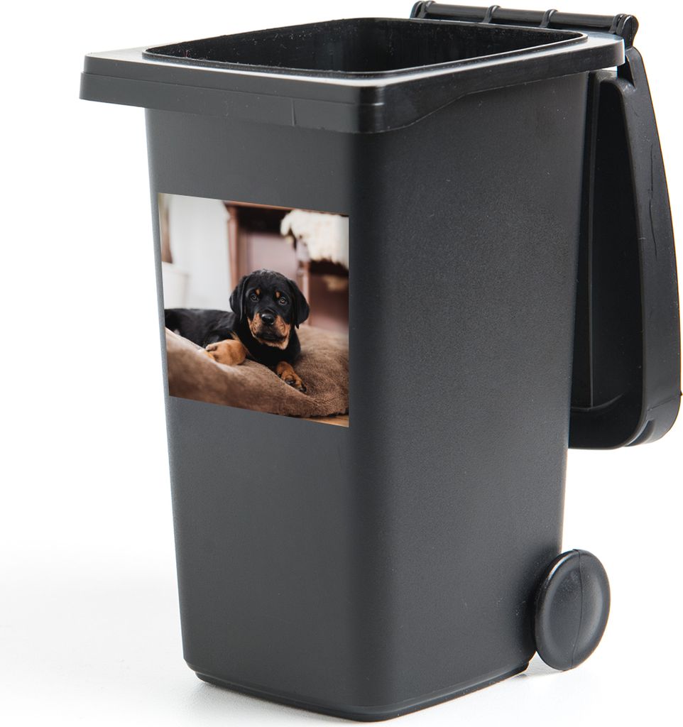 MuchoWow Mülltonnenaufkleber Rottweiler-Welpe liegt auf einem weichen Kopfkissen 40x40 cm - Abfall-Aufkleber - Container - für Abfallcontainer
