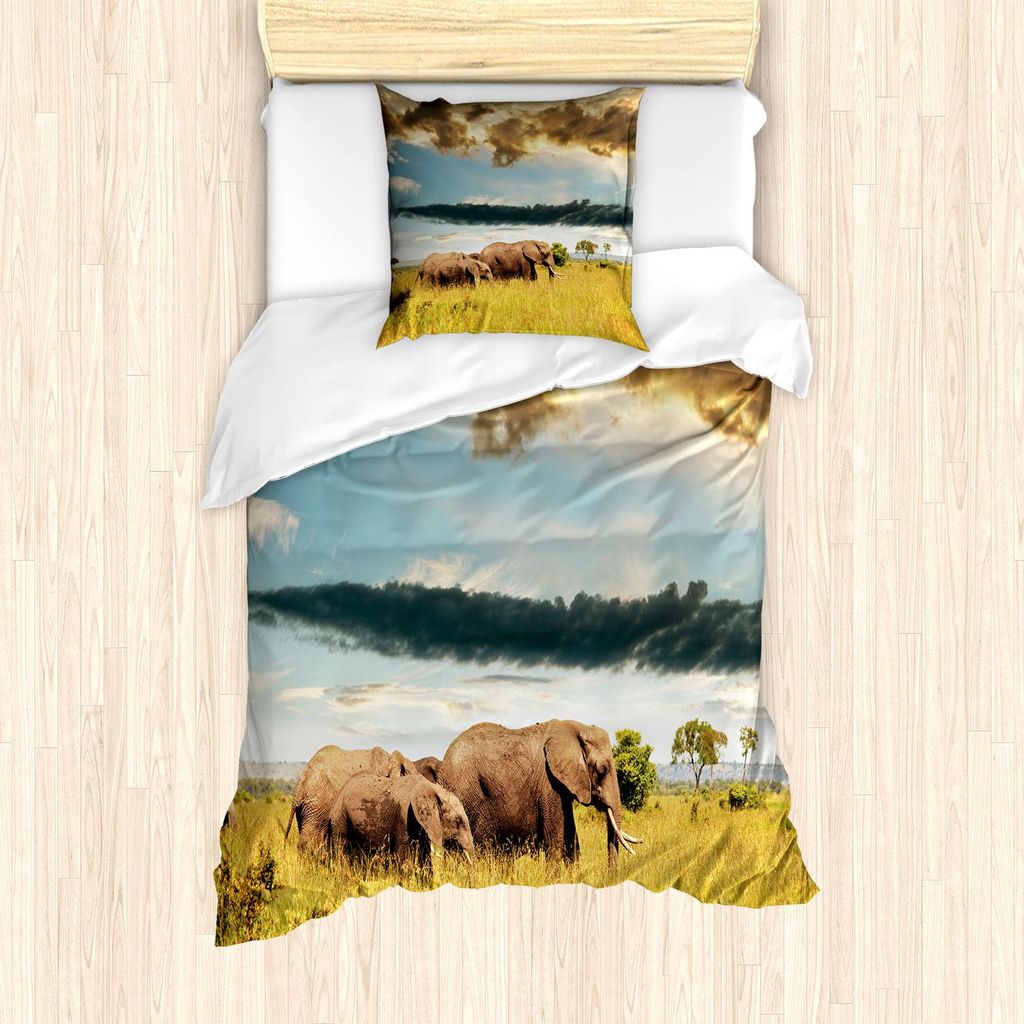 ABAKUHAUS Safari Bettbezug Set, Große Afrikanische Savannen Elefant Familie Dunkler Bewölkter Dramatical Himmel Wiese, 135 x 200 cm + 80 x 80 cm,...
