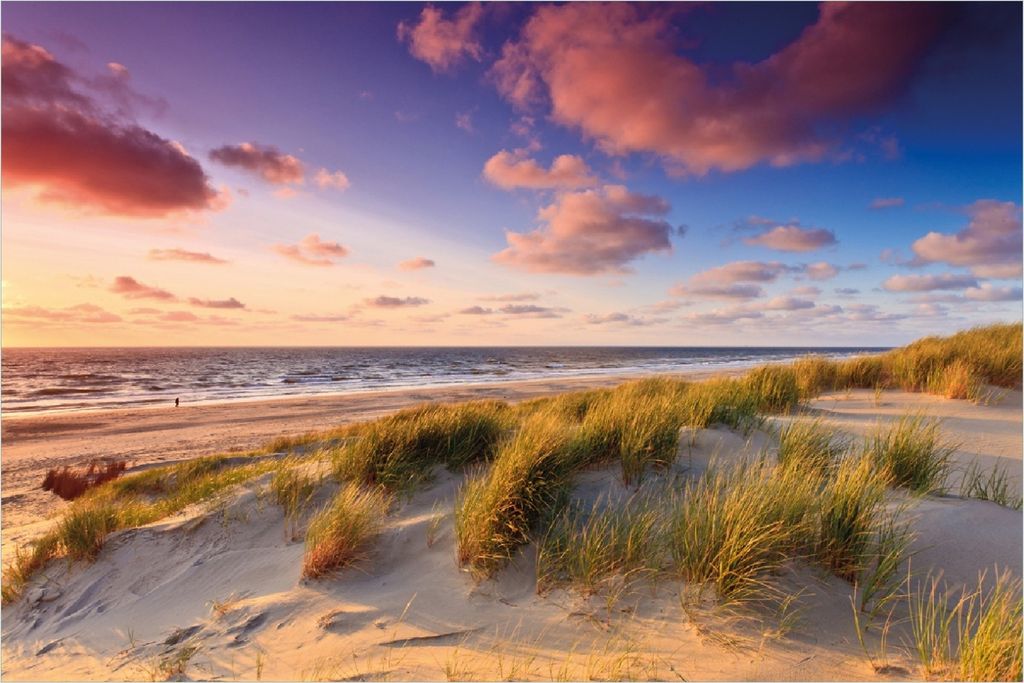 Wallario selbstklebendes Poster - Abendspaziergang am Strand - Sonnenuntergang über dem Meer, Größe: 100 x 150 cm