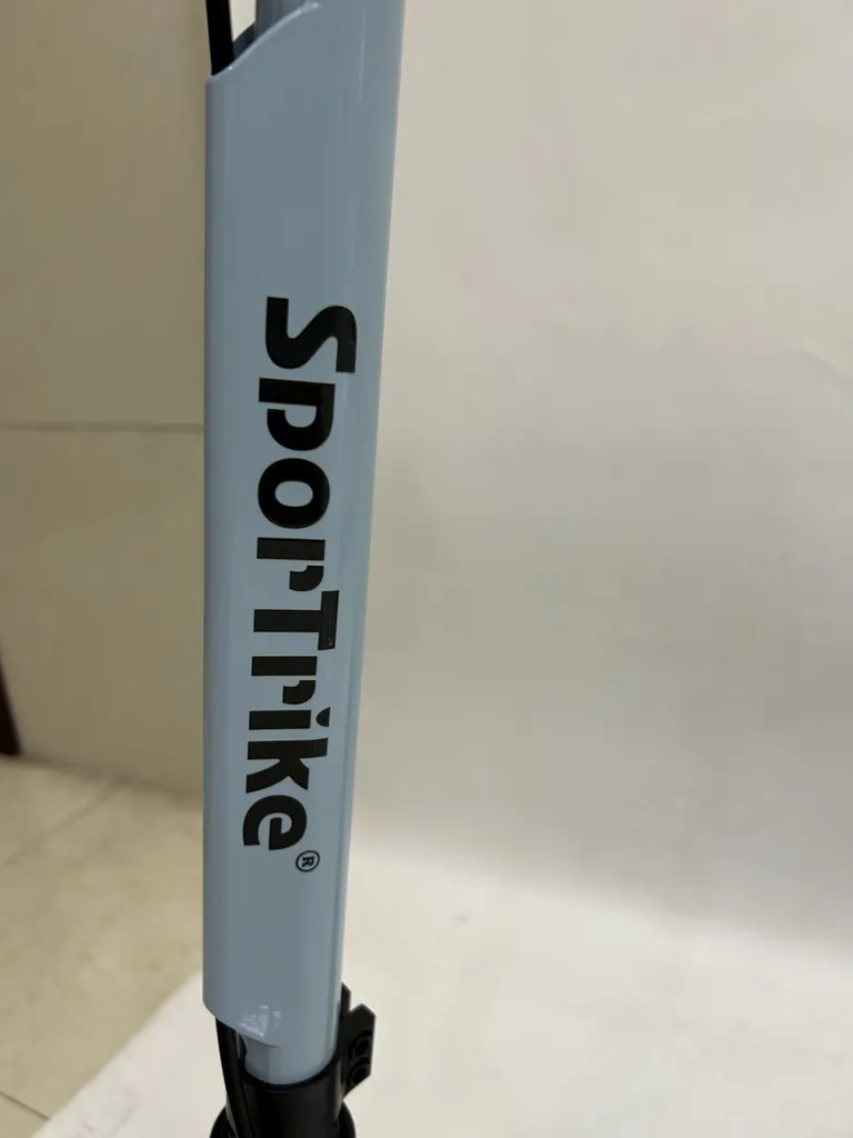 Scooter pliant SporTrike bleu : Fini l'encombrement, gagnez de la place