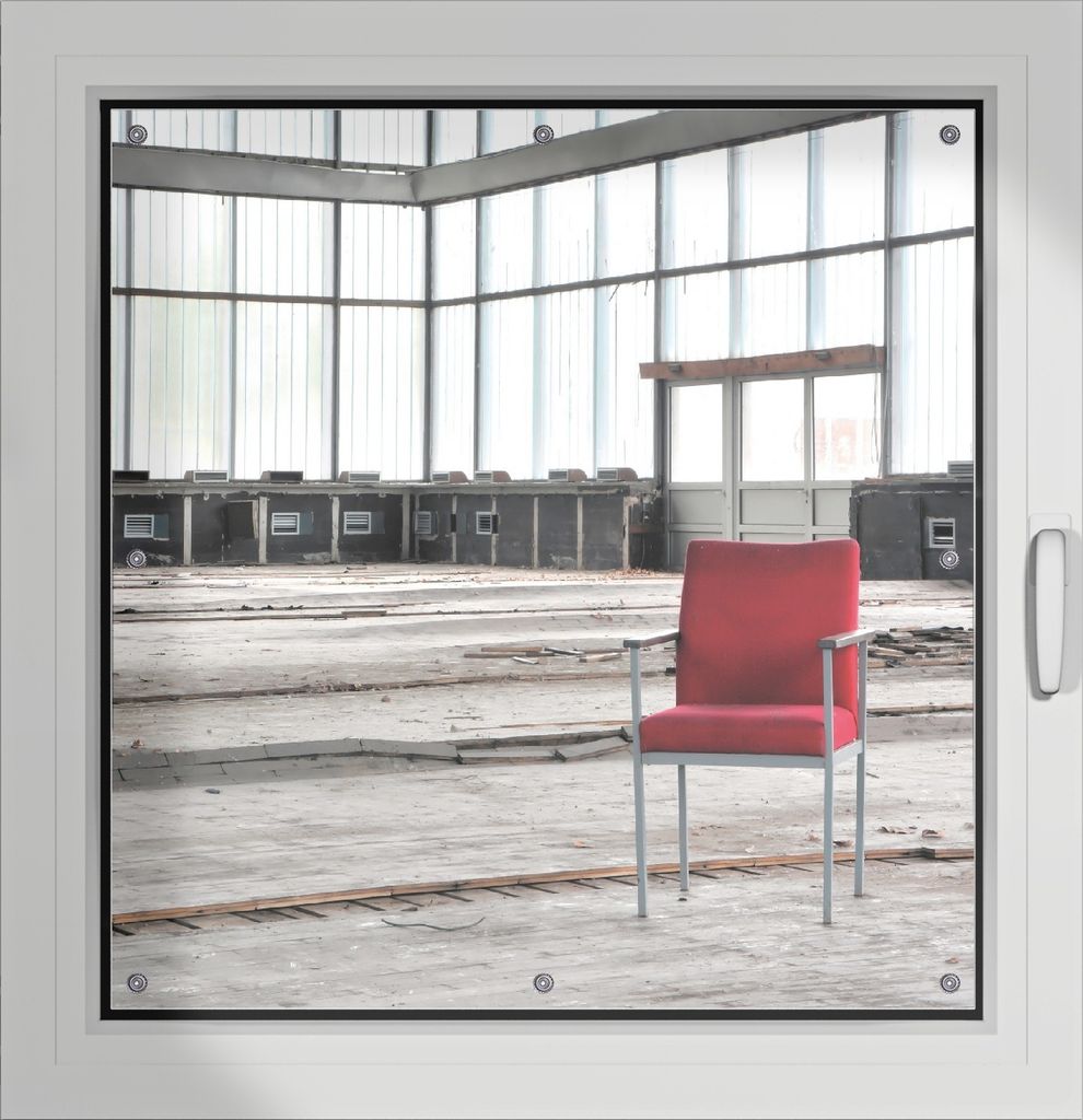 Wallario Lichtschutzbild, Dekorativer Sichtschutz Sonnenschutz 96 x 93 cm mit Motiv: Stille und Leere - ein einsamer roter Stuhl in einer alten Hal...