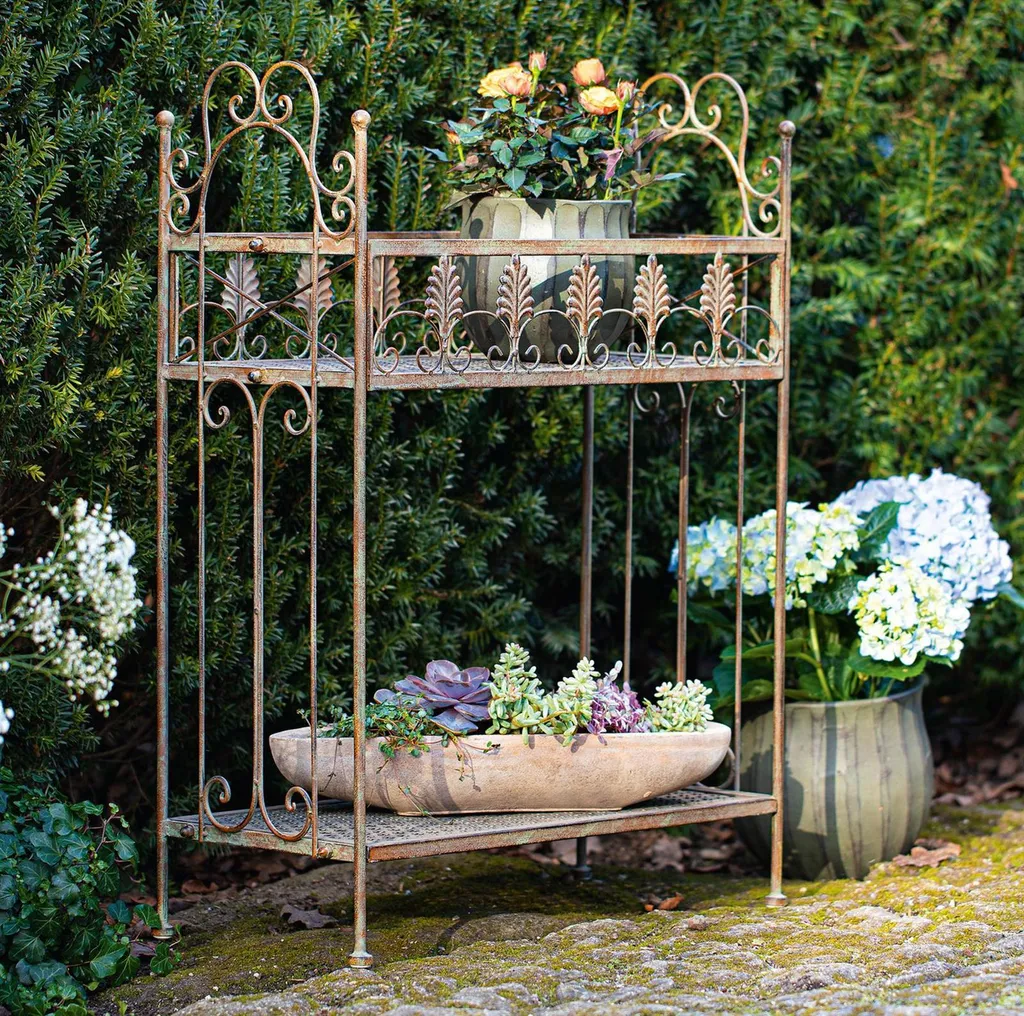 Étagère en métal patiné à l'ancienne style vintage pour plantes et déco
