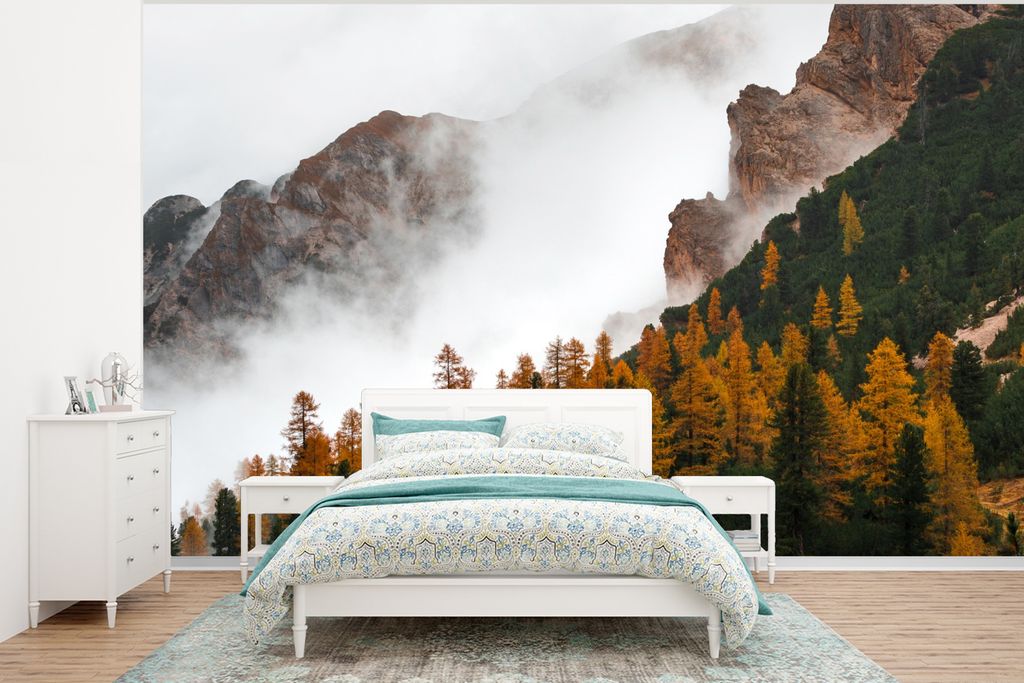 MuchoWow Fototapete für Wohnzimmer oder Schlafzimmer Wandtapete Vinyl Motivtapete Berg - Nebel - Wald - 350x260 cm - Wohnzimmer-Tapete