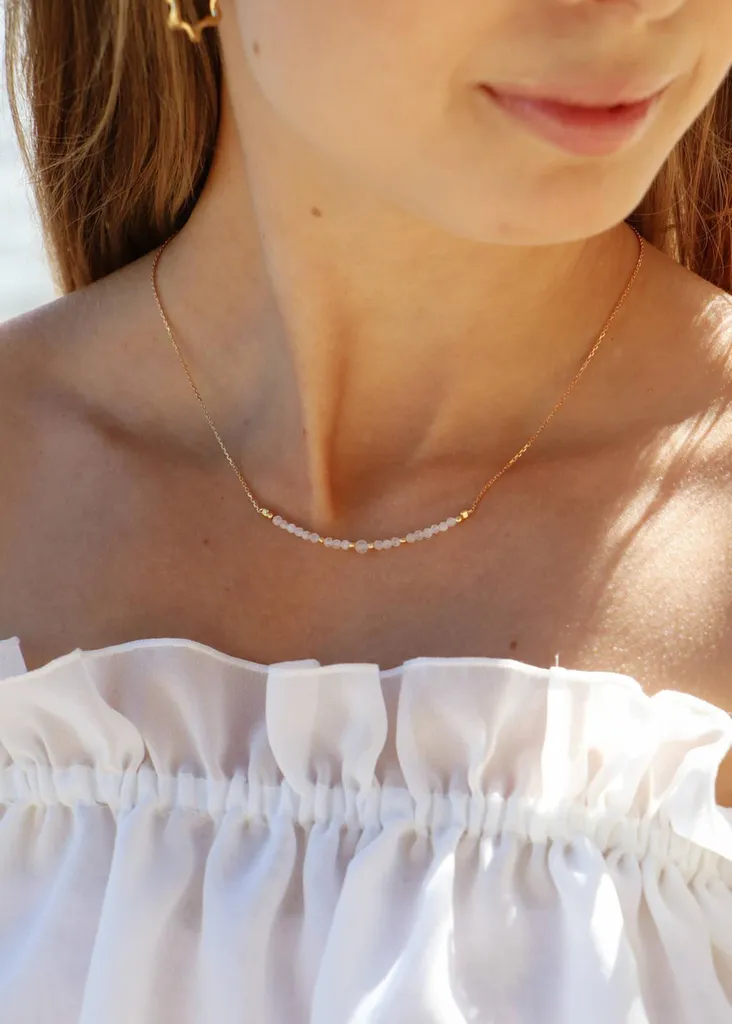 Cadeau Anniversaire Juin : Collier Pierre de Lune élégant et discret