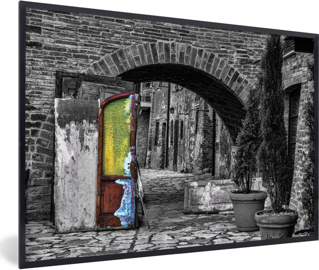 MuchoWow Gerahmtes Poster Schwarz-Weiß-Foto mit einem gelben Fenster in Italien 90x60 cm - Poster mit Schwarzem Bilderrahmen Wandposter Rahmen F...
