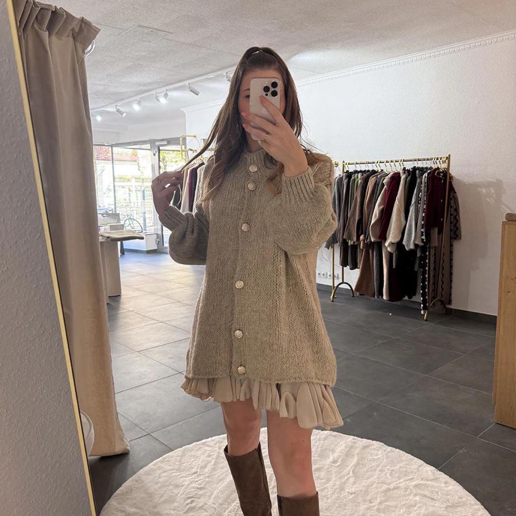 Damen Oversize Strickjacke mit goldene Knöpfe „Amanda“ Beige, Onesize (XS-XL), für Frauen Langarm Grobstrickjacke, Herbst Winter Strickmantel...
