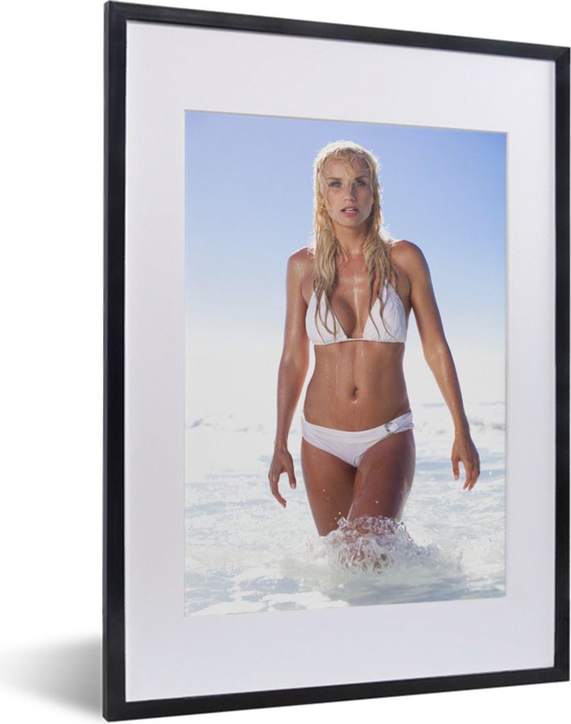 MuchoWow MuchoWow Gerahmtes Poster Eine blonde Frau im weißen Bikini läuft durch das Wasser 30x40 cm - Poster mit zchwarzem Bilderrahmen - Wa...