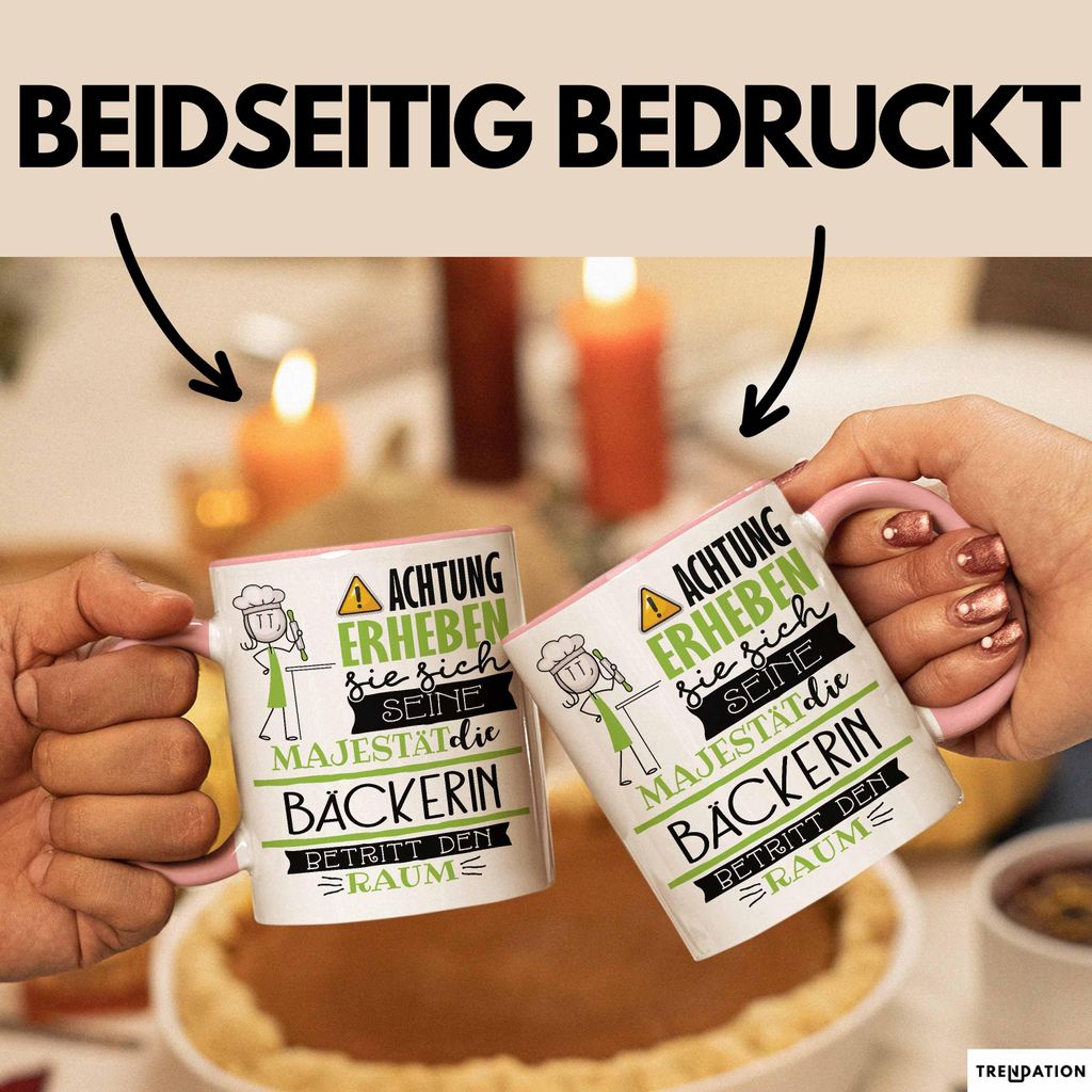 Bäckerin Tasse Geschenk Lustiger Spruch Bitte Erheben Sie Sich Seine Majestät Die Bäckerin Betritt Den Raum (Rosa)