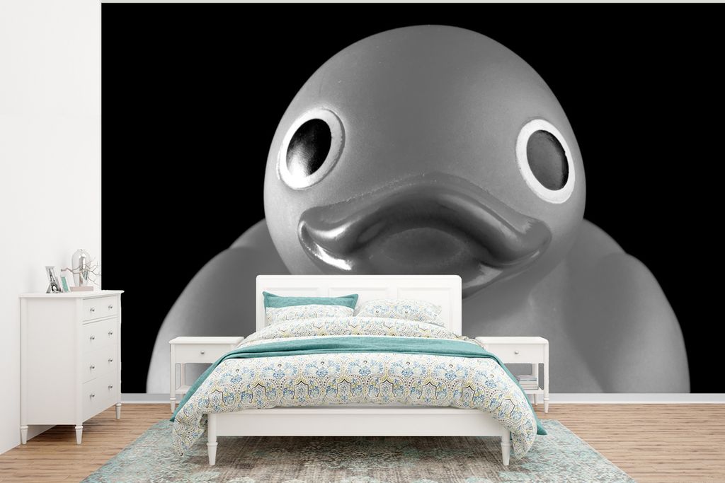 MuchoWow Fototapete für Wohnzimmer oder Schlafzimmer Wandtapete Vinyl Motivtapete Badeente auf schwarzem Hintergrund - schwarz und weiß - 320x2...