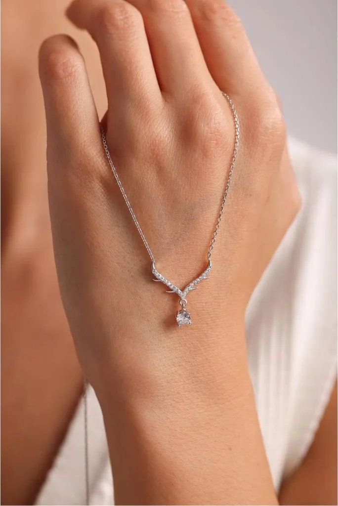 Pendentif solitaire femme avec ailettes de protection, argent et oxyde
