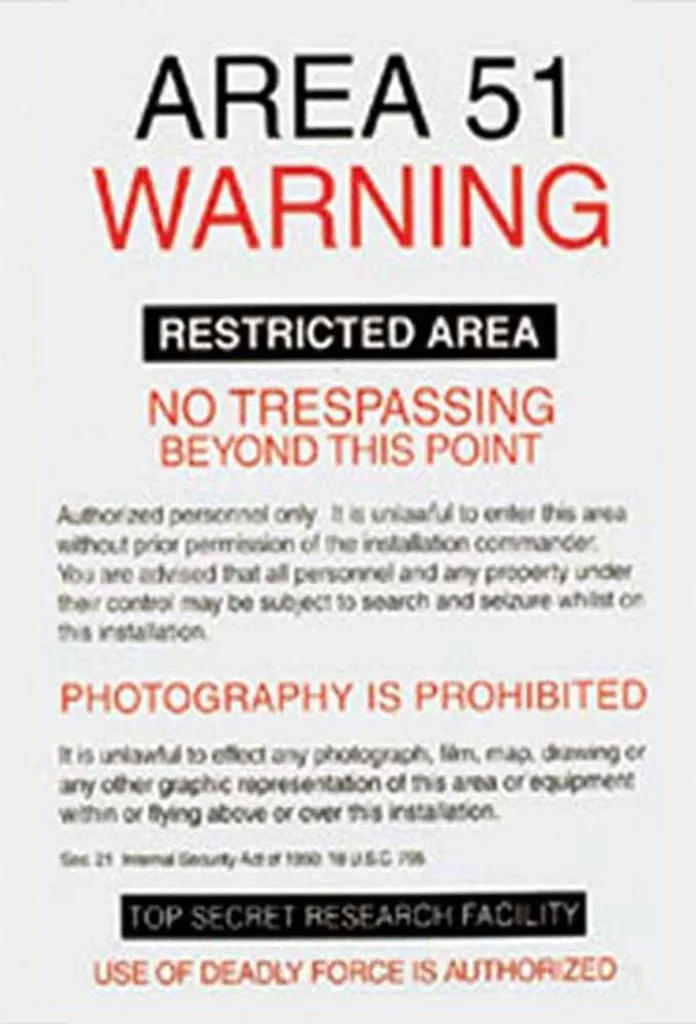 Poster Aliens Area 51 protégé : Cadre blanc MDF et vitre acrylique Shinsuke