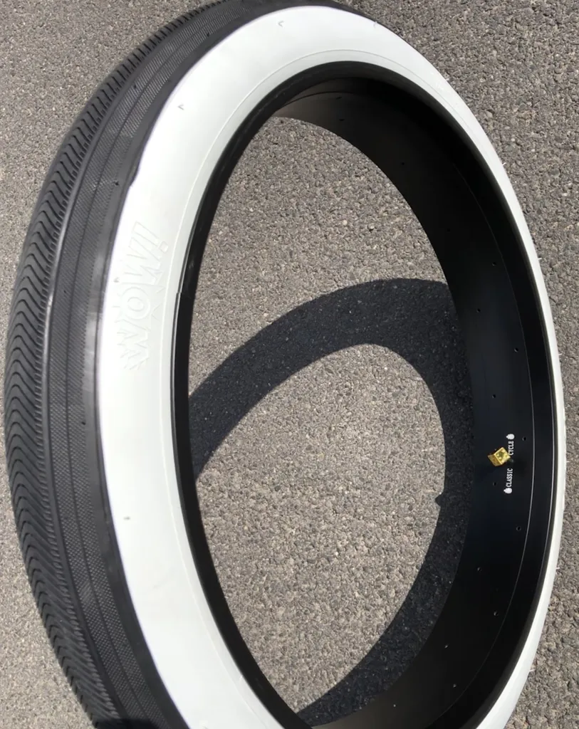 Pneu WOW 26 x 3.45 Noir Mur Blanc : Confort et Look pour Jantes Larges