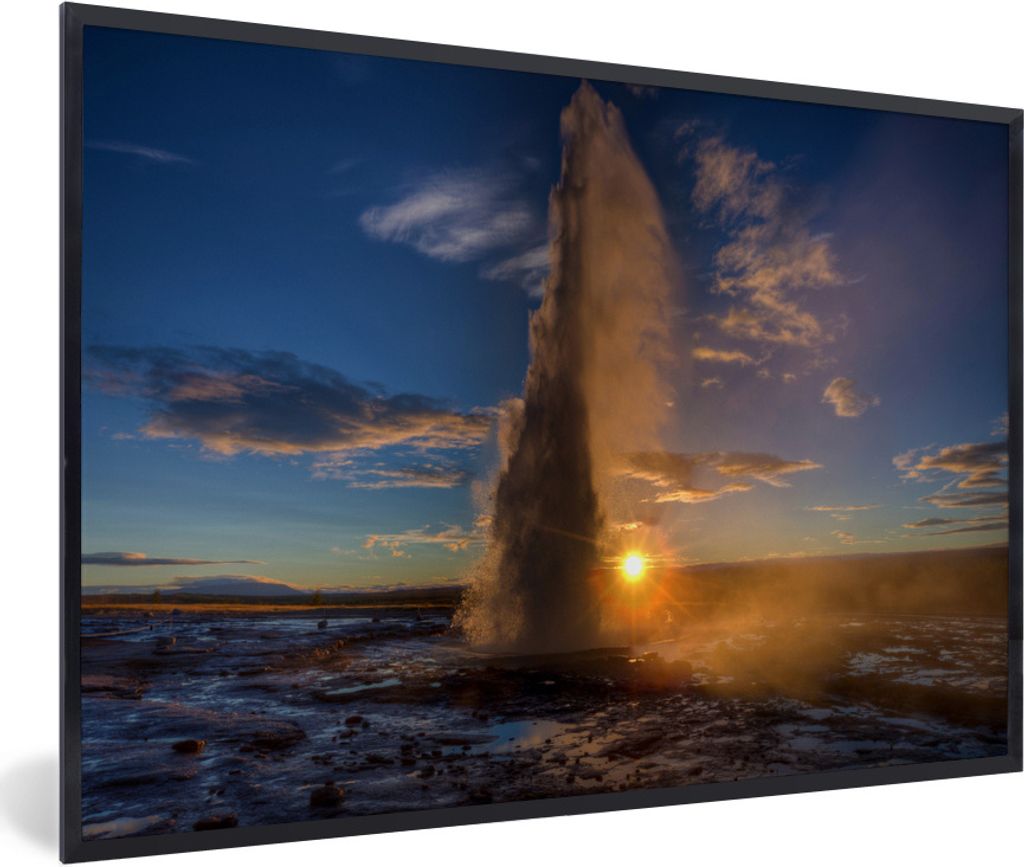 MuchoWow Gerahmtes Poster Sonnenaufgang über dem berühmten Geysir in Island 30x20 cm - Poster mit Schwarzem Bilderrahmen Wandposter Rahmen Foto...
