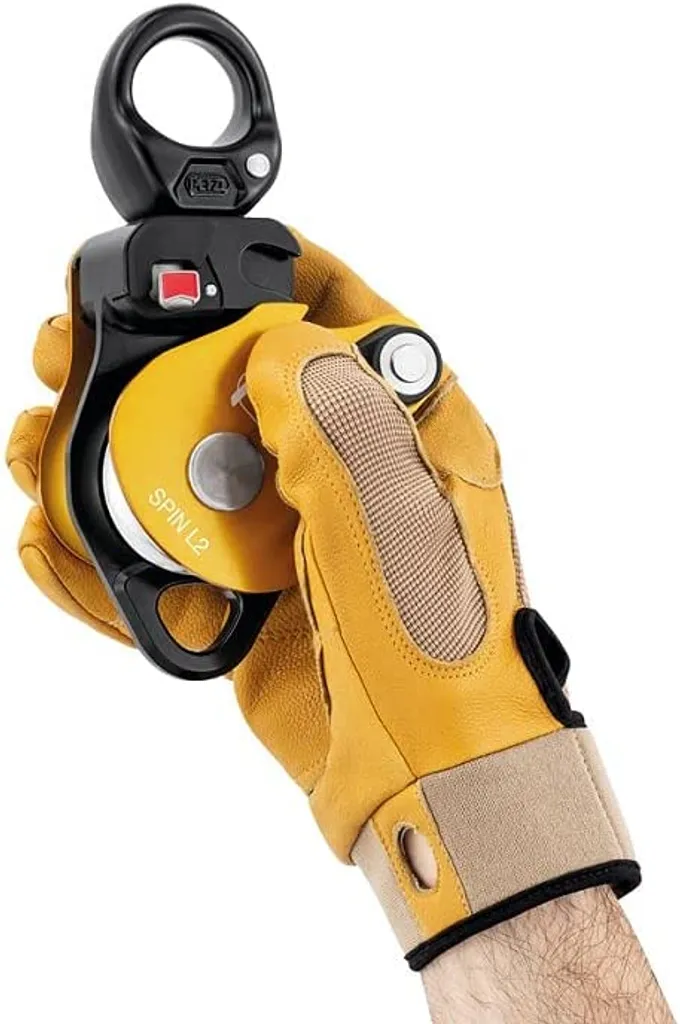 Réduisez l'effort de traction avec la poulie tournante Petzl ultra fluide - 3