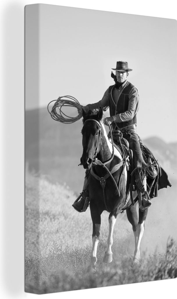 OneMillionCanvasses - Leinwandbilder - 90x140 cm, Ein Cowboy auf einem Pferd vor einem grauen Himmel - schwarz und weiß, Wandbilder Kunstdruck W...