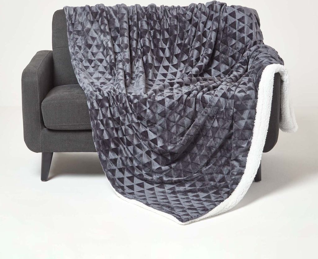 HOMESCAPES Kuschelige Samtdecke mit Dreiecksmuster - Sherpa-Decke dunkelgrau, 160 x 200 cm