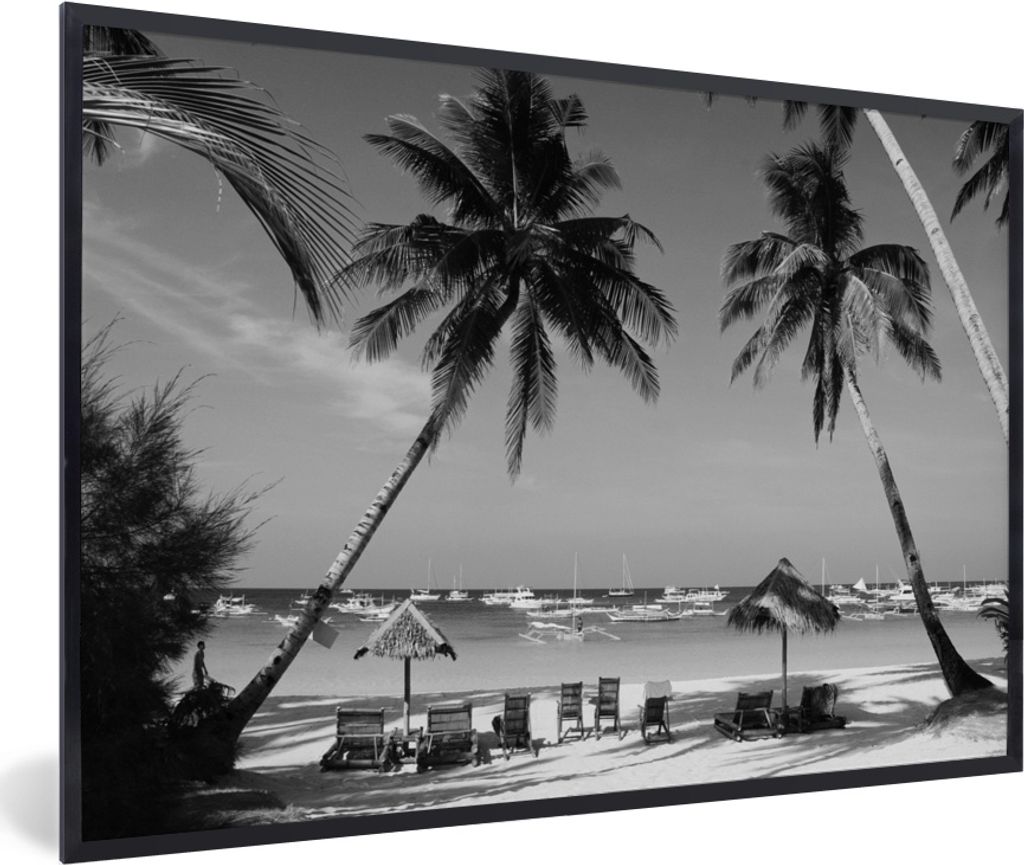 MuchoWow MuchoWow Gerahmtes Poster Palmen und Liegestühle am Strand von Boracay - schwarz und weiß 90x60 cm - Poster mit zchwarzem Bilderrahm...