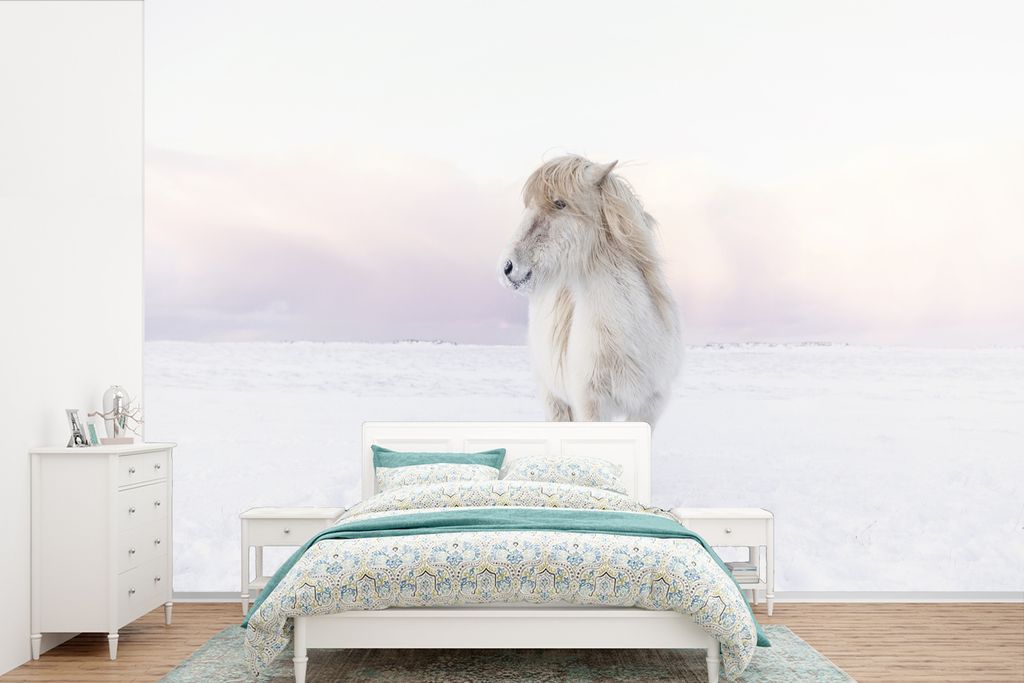 MuchoWow Fototapete für Wohnzimmer oder Schlafzimmer Wandtapete Vinyl Motivtapete Weißes Isländerpferd im Schnee - 330x220 cm - Fototapeten