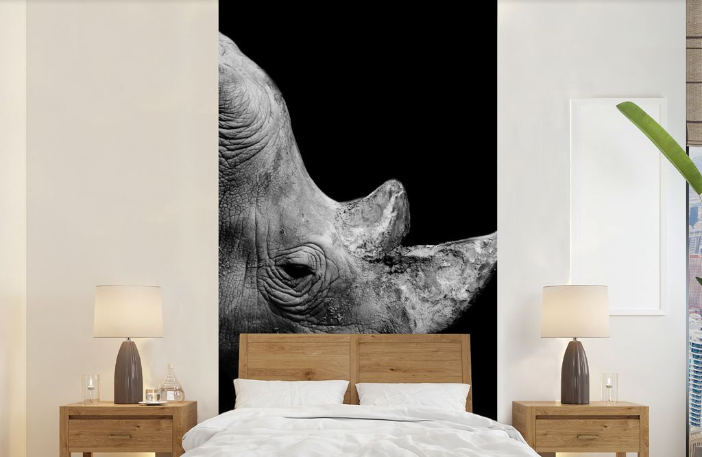 MuchoWow Fototapete für Wohnzimmer oder Schlafzimmer Wandtapete Vinyl Motivtapete Portrait Nashorn auf schwarzem Hintergrund - 120x240 cm - Hint...