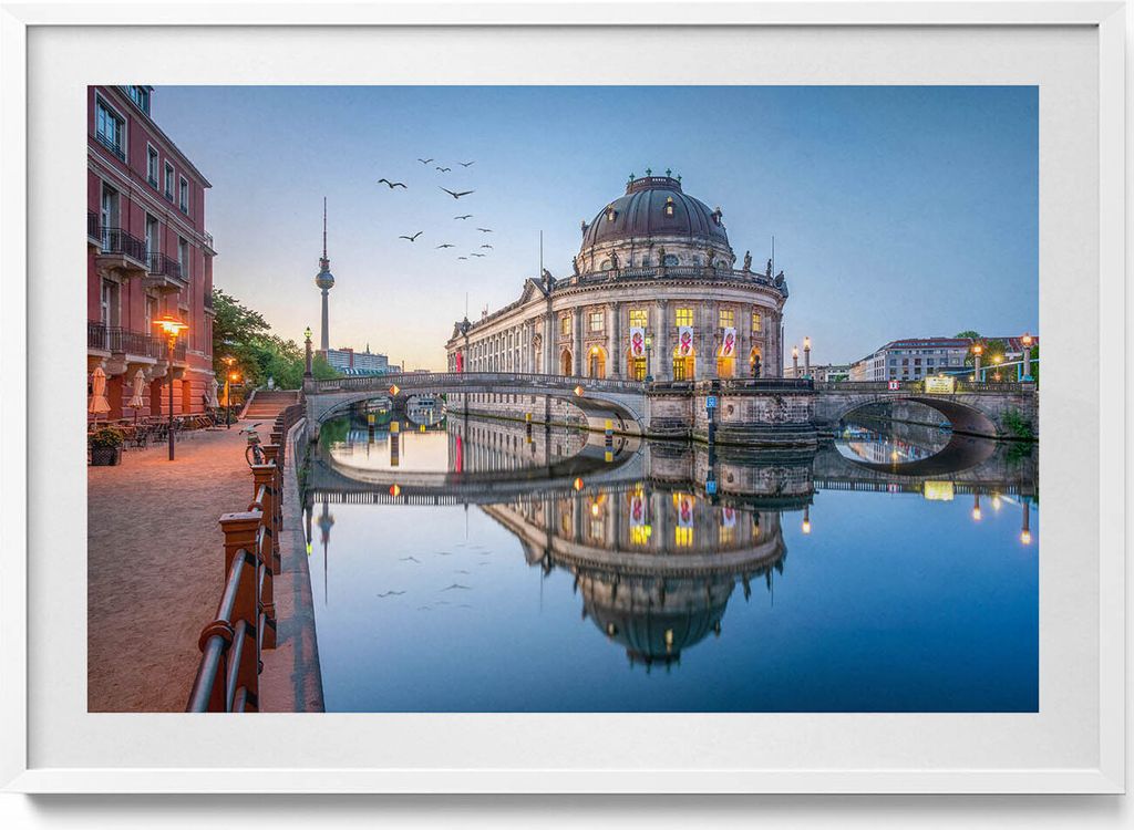 Bode-Museum in Berlin– Wandbild mit Rahmen – Gerahmtes Bild – Wanddekoration – 100x70 cm – Weiß Rahmen