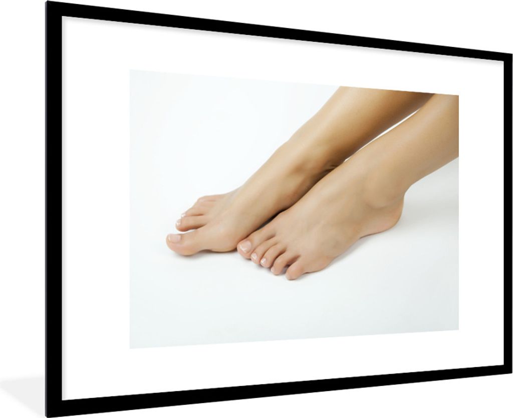 MuchoWow® Gerahmtes Poster Nackte Füße einer Frau 90x60 cm Produktbild 