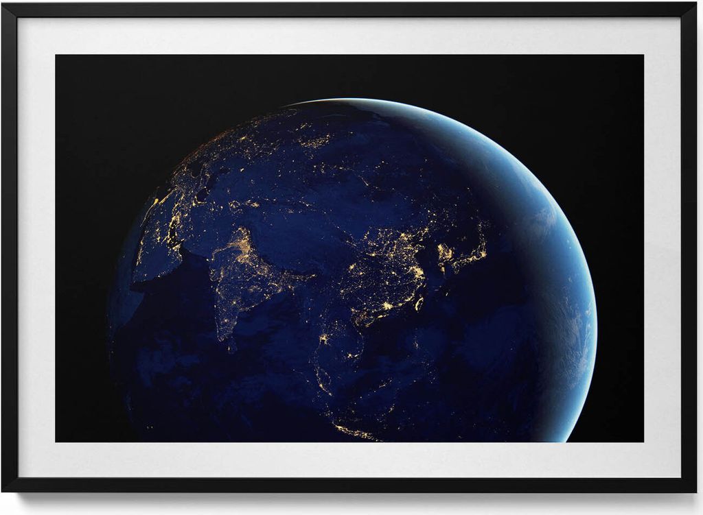 Globus im Weltraum– Wandbild mit Rahmen – Gerahmtes Bild  – Produktbild 