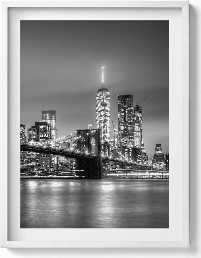 New Yorker Brooklyn Bridge bei Nacht– Wandbild mit Rahmen – Gerahmtes Bild – Wanddekoration – 60x80 cm – Weiß Rahmen