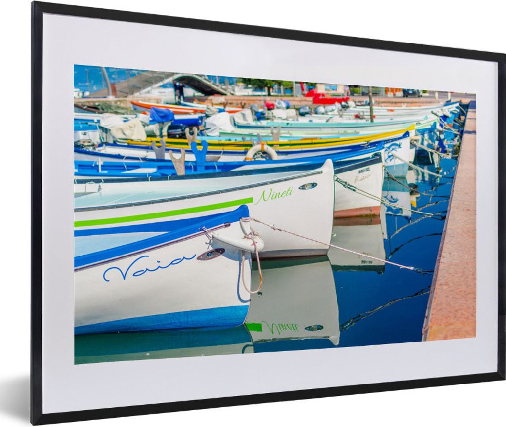 MuchoWow Gerahmtes Poster Gardasee - Boote - Steg 60x40 cm - Poster mit Schwarzem Bilderrahmen Wandposter Rahmen Foto Bilder - Schlafzimmer - Pla...