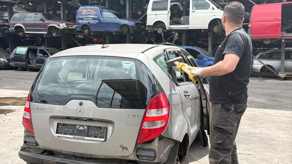 Jochen Schweizer Auto zertrümmern Schloß Holte-Stukenbrock; Erlebnis verschenken oder selbst erleben; Gutschein gültig für bis zu 5 Personen G...