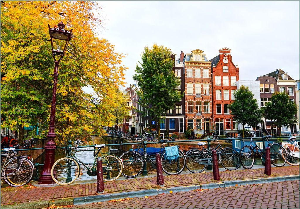 Wallario Fototapete Vliestapete, seidenmatte Oberfläche, einfache Verarbeitung, Größe 300 x 210 cm, Motiv Herbst in Amsterdam