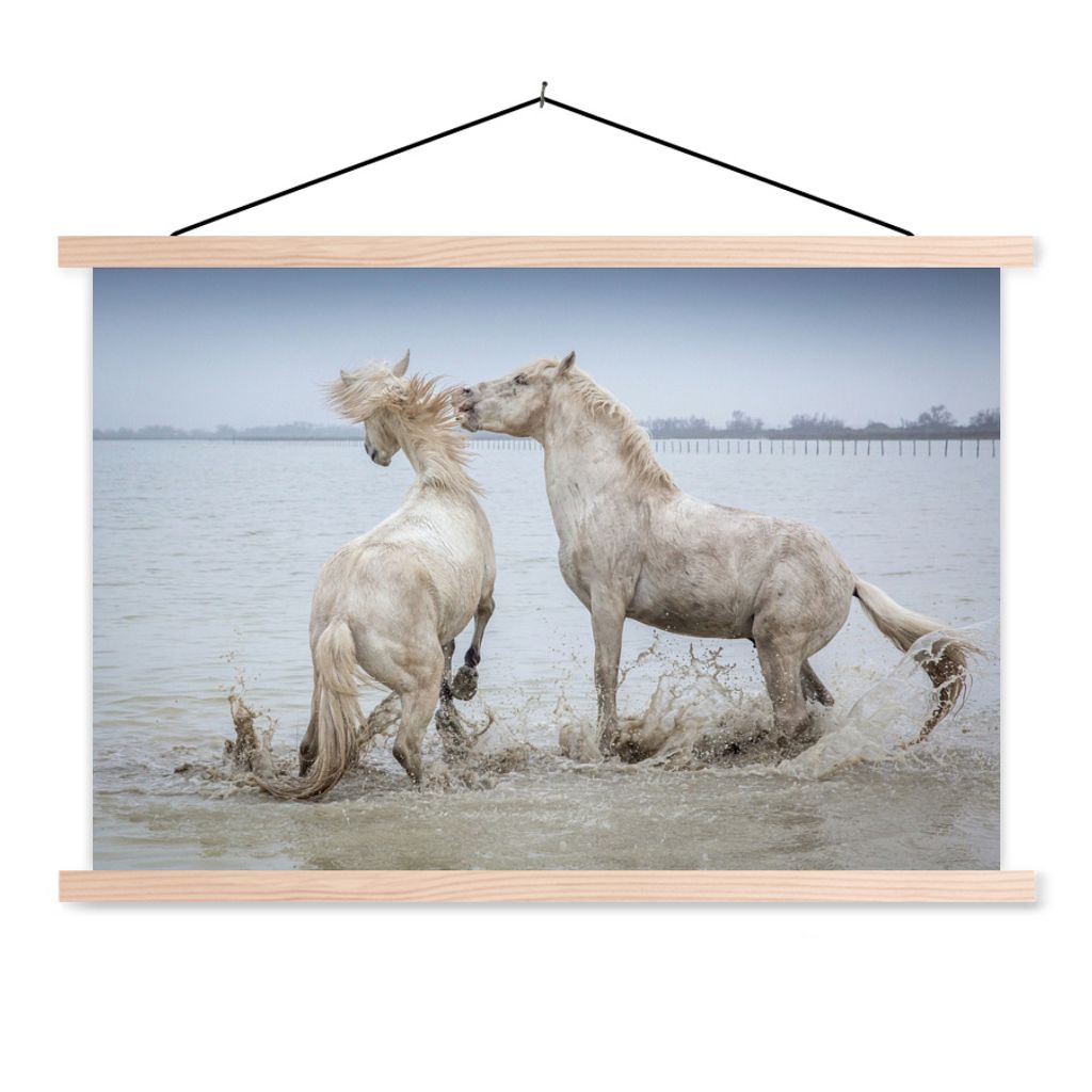 MuchoWow Textilposter Zwei Pferde spielen im Wasser in der Camargue 60x40 cm mit holzfarbenen Rahmen - Bilder