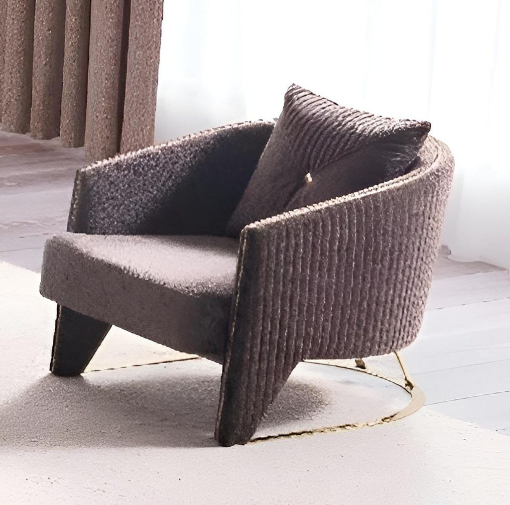 Brauner Sessel mit edlen goldenen Akzenten und elegantem Look