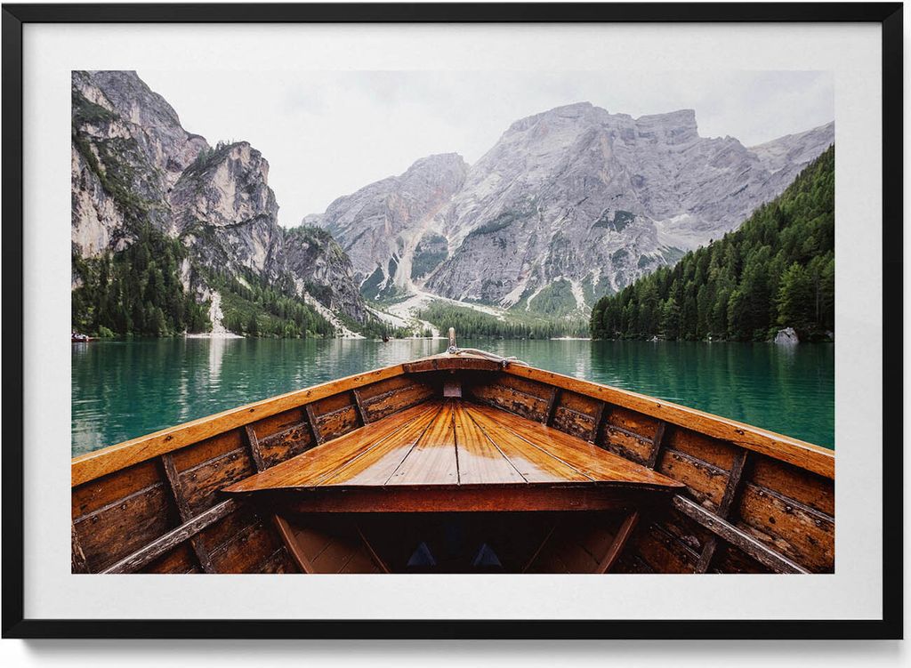 Boot auf Bergsee– Wandbild mit Rahmen – Gerahmtes Bild – Wanddekoration – 100x70 cm – Schwarz Rahmen