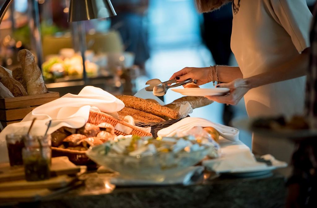 Jochen Schweizer Frühstück im Hotel für 2; Erlebnis verschenken oder selbst erleben; Gutschein gültig für 2 Personen