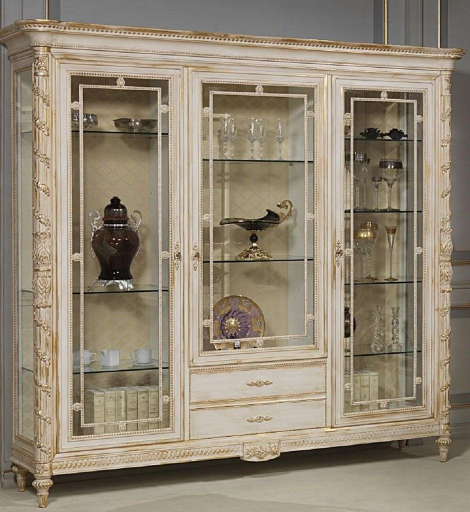 Casa Padrino Luxus Barock Vitrine Weiß / Gold - Edler Massivholz Vitrinenschrank mit 3 Glastüren und 2 Schubladen - Hotel Möbel - Schloss Möbel...