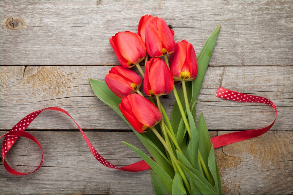 Wallario selbstklebendes Poster - Rote Tulpen auf einem alten Holztisch, Größe: 61 x 91,50 cm