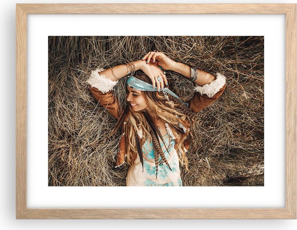 Gerahmtes Poster - Rahmen in heller Eiche - Hippie Frau Gras - 40x30 cm - Wand Bild - Wanddeko - Wandbilder - Kunstposter - Wandposter - Bilderrahm...